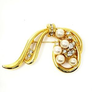 Vintage Gold Plated Pearl Rhinestone Brooch